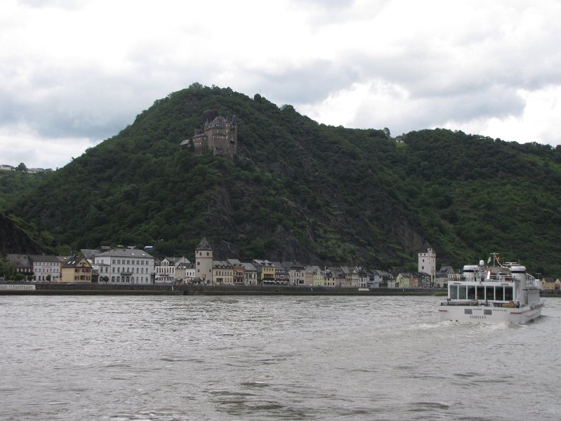 burcht katz.jpg - Aan de overkant van de Rijn ligt St. Goarshausen met boven het dorp burg Katz. En ja, een stukje verder langs de Rijn ligt burg Maus.